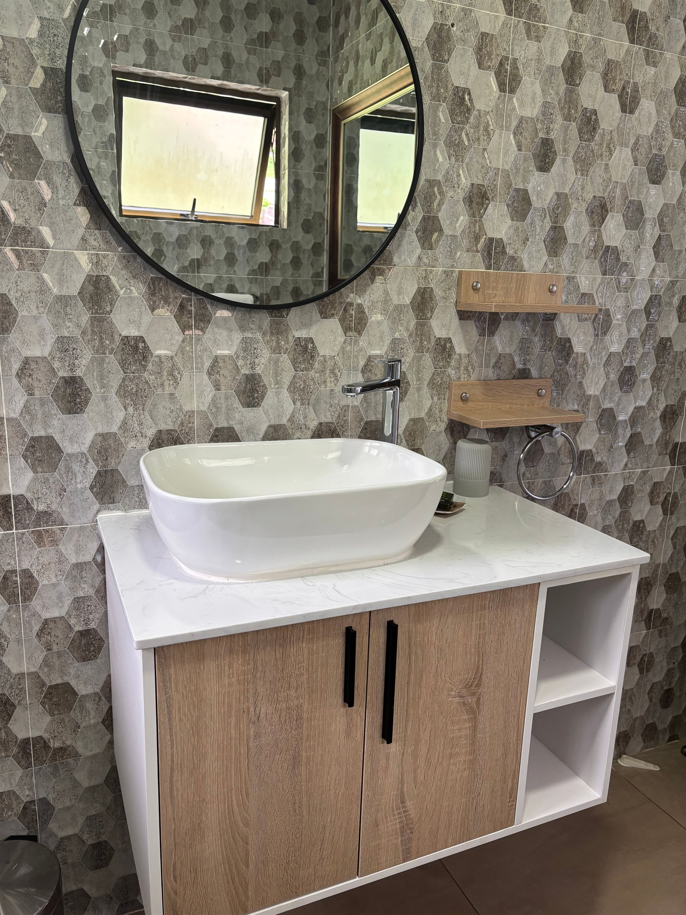 Modern bathroom sink and round mirror